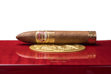 Laden Sie das Bild in den Galerie-Viewer, Romeo Y Julieta Linea De Oro - Nobles